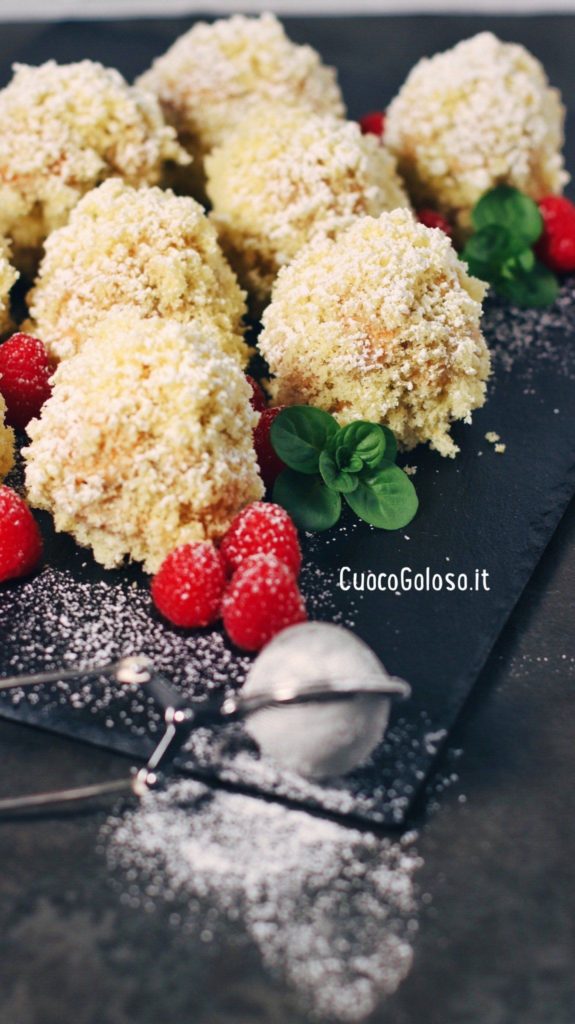 E1A3B48A-DA7C-4D7A-B7D3-9C62DCB8399C-575x1024 Bignè Mimosa dal Cuore di Cremoso al Cioccolato e Lampone, ricoperto da Ganache al Cioccolato Bianco al Karkadè e Pan di Spagna