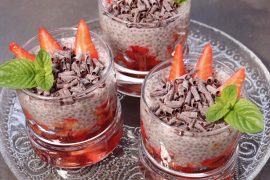 Chia Pudding con Fragole e Riccioli di Cioccolato