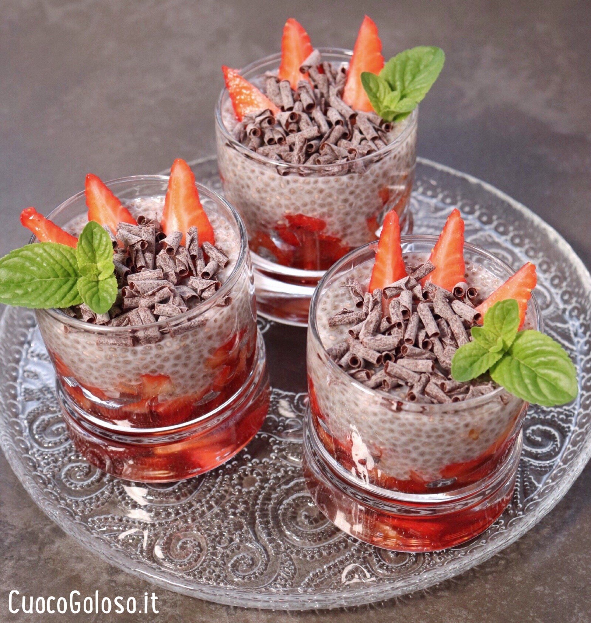 Chia Pudding con Fragole e Riccioli di Cioccolato