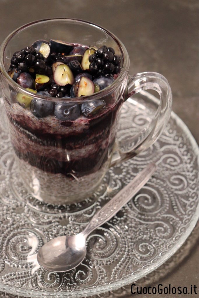 Chia Pudding con More e Mirtilli CuocoGoloso.it