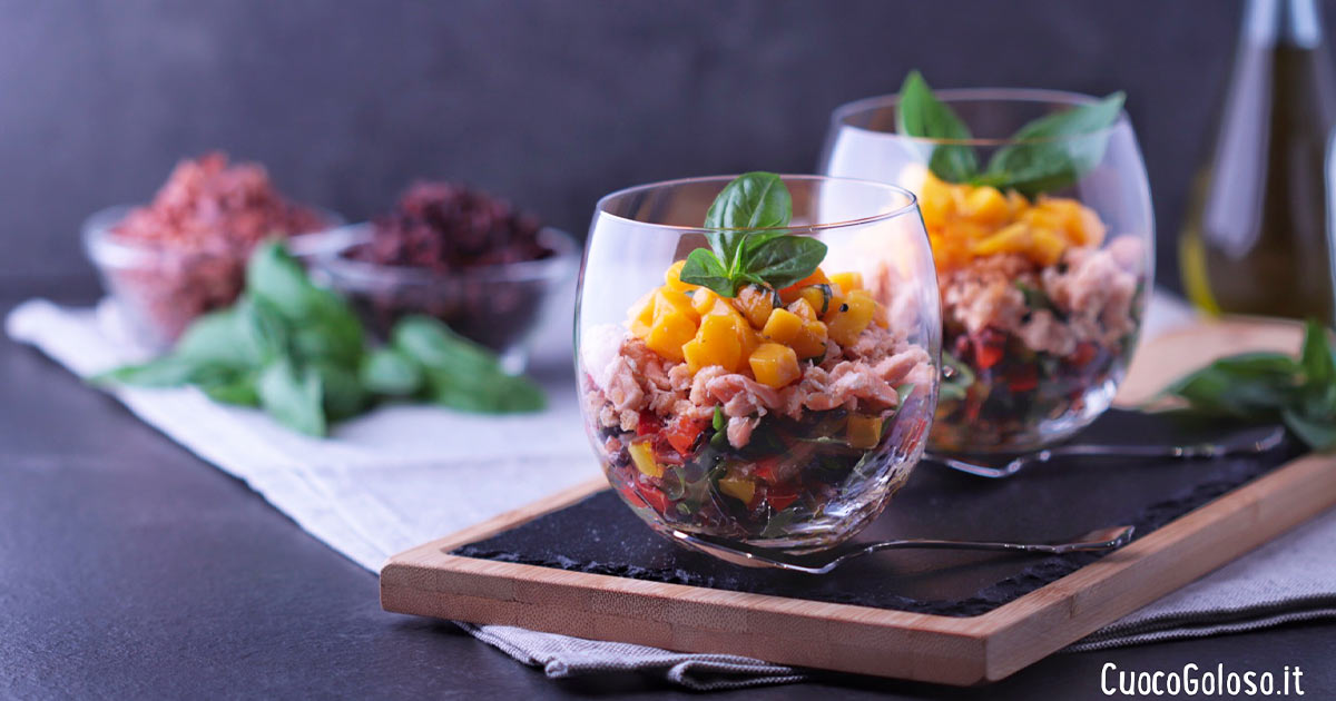 Insalata di Risi Scuri e Verdure con Salmone e Mango