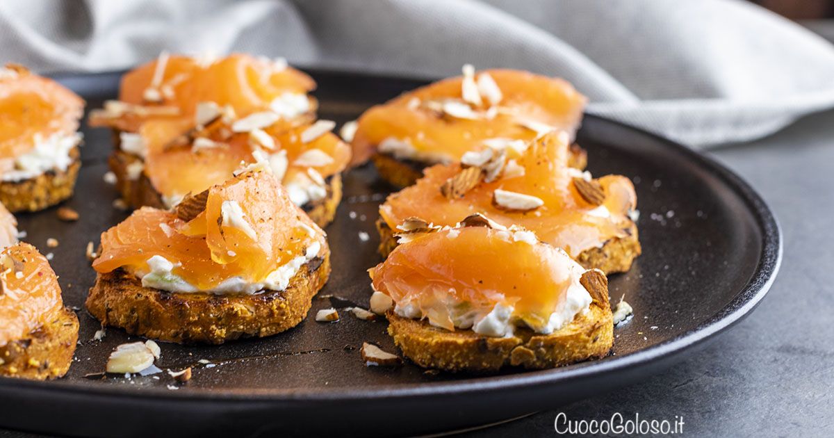 Crostini Cremosi con Salmone Affumicato e Mandorle