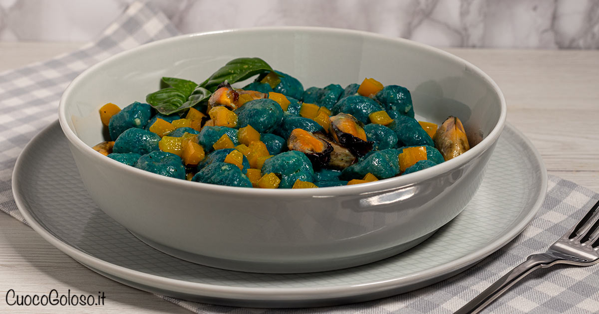 Gnocchi di Robiola e Spirulina Blu con Cozze e Peperoni Gialli