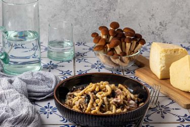 passatelli-asciutti-al-formaggio-di-fossa-con-funghi-chiodini-e-pancetta-arrotolata-375x250 Home